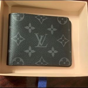 Brand new Louis Vuitton wallet never used  ASK HOW MUCH U WANT IT FOR